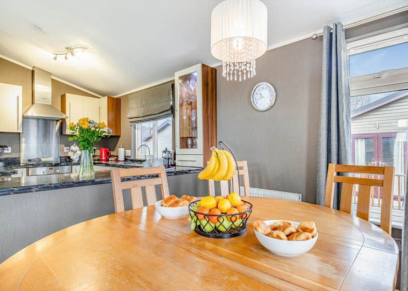 Oak Deluxe 6 - Ashby Woulds Lodges and Spa, Overseal, Nr Ashby-de-la-Zouch