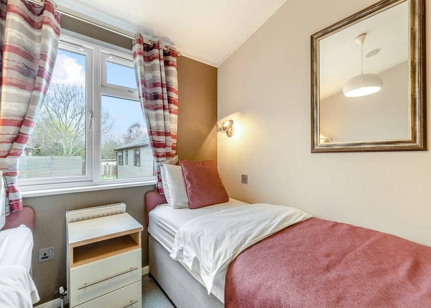 Oak Deluxe 6 - Ashby Woulds Lodges and Spa, Overseal, Nr Ashby-de-la-Zouch