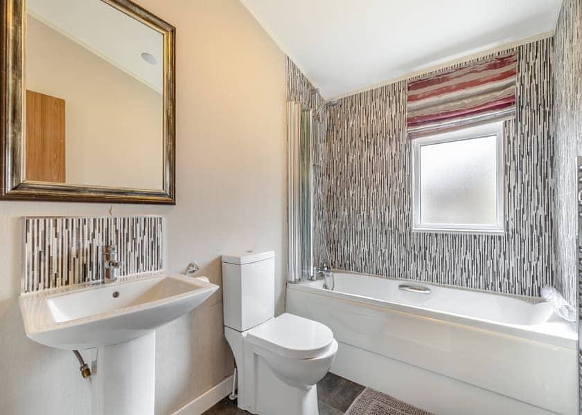 Oak Deluxe 6 - Ashby Woulds Lodges and Spa, Overseal, Nr Ashby-de-la-Zouch