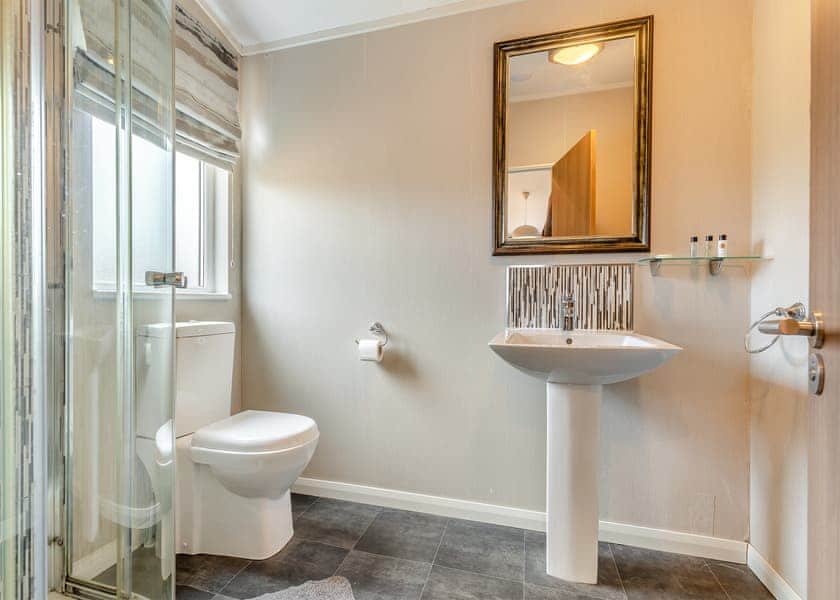 Oak Deluxe 6 - Ashby Woulds Lodges and Spa, Overseal, Nr Ashby-de-la-Zouch