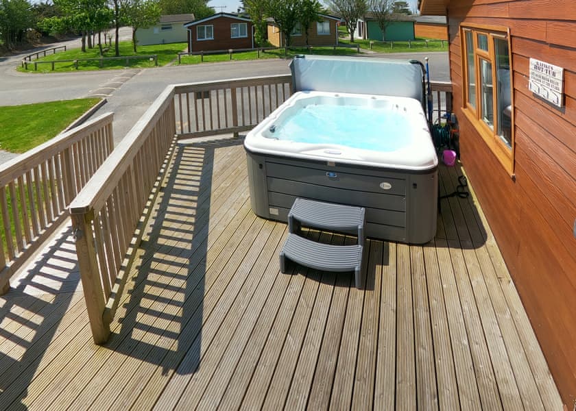 Platinum 3 Bed Hot Tub Rafiki in Padstow Hoseasons