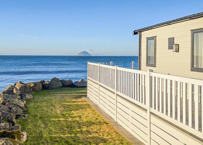 Bute Lodge with Hot Tub - Bennane Shore Holiday Park, Lendalfoot