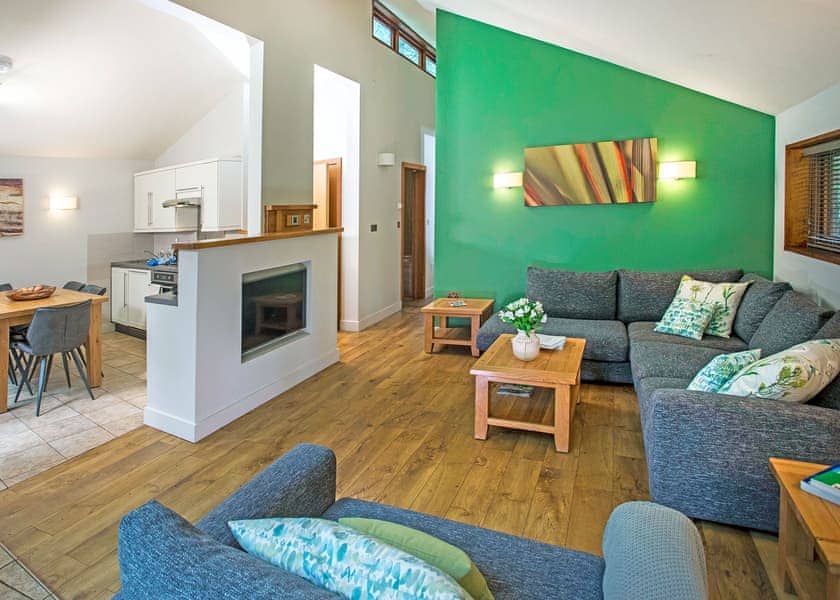 Typical | Golden Oak Tree House (Pet) - Blackwood Forest Lodges, Micheldever, Nr Winchester