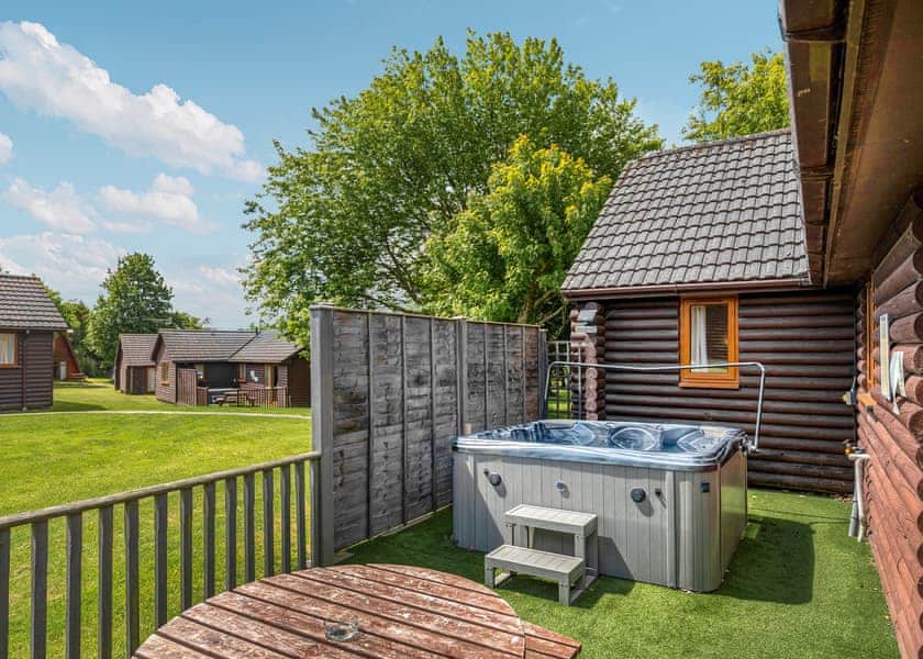 3 Bedroom Bungalow with Hot Tub - Bodmin Holiday Park, Bodmin