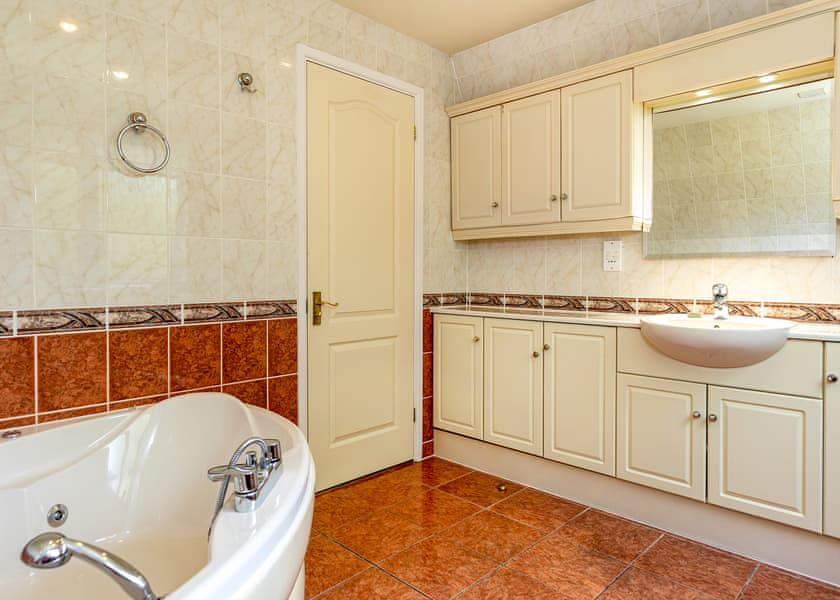 Villa 2 Pet Friendly Hot Tub - Bodmin Holiday Park, Bodmin