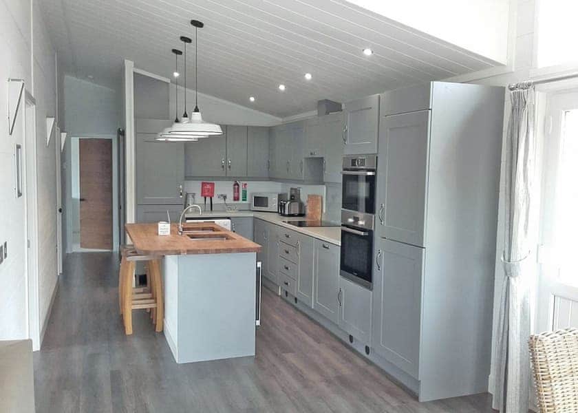 Comfort Plus Lodge Hot Tub 8 - Brokerswood Holiday Park, Westbury, nr Longleat