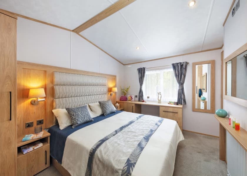 Signature Holiday Home 4 Hot Tub - Brokerswood Holiday Park, Westbury, nr Longleat