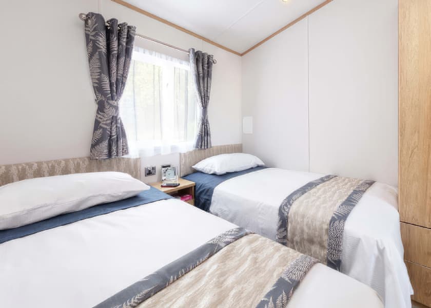 Signature Holiday Home 4 Hot Tub - Brokerswood Holiday Park, Westbury, nr Longleat