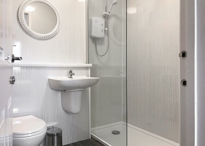 Platinum 3 Bedroom Chalet Sleeps 6 - Brixham Holiday Park, Brixham, Torbay