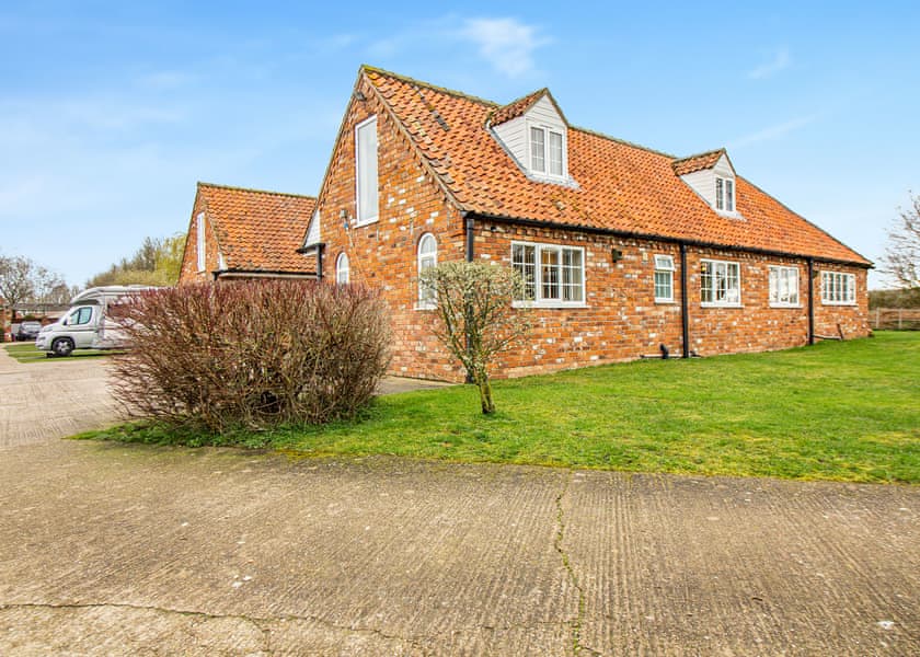 The Stables Cottage - Camper UK Leisure Park, Swinethorpe, Nr Lincoln