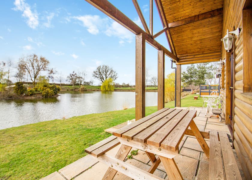 Lakeside Log Cabin - Camper UK Leisure Park, Swinethorpe, Nr Lincoln