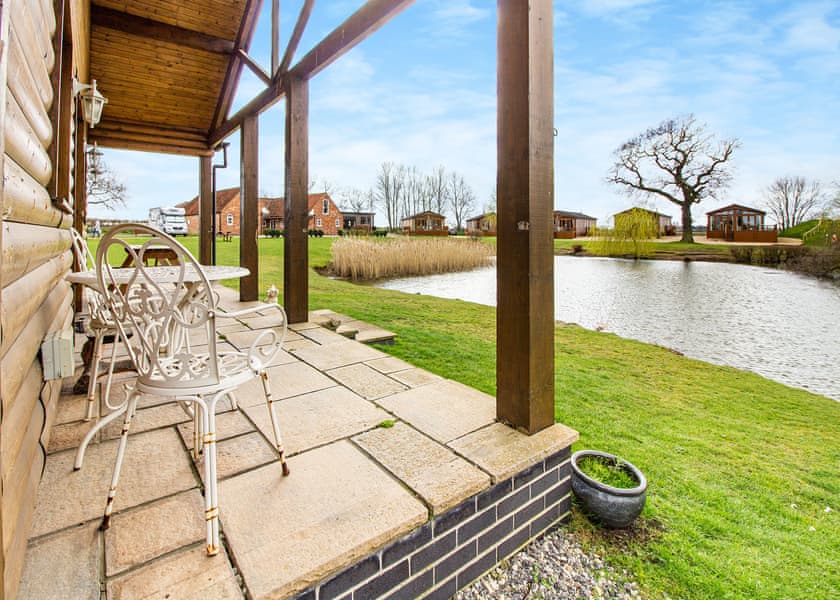 Lakeside Log Cabin - Camper UK Leisure Park, Swinethorpe, Nr Lincoln