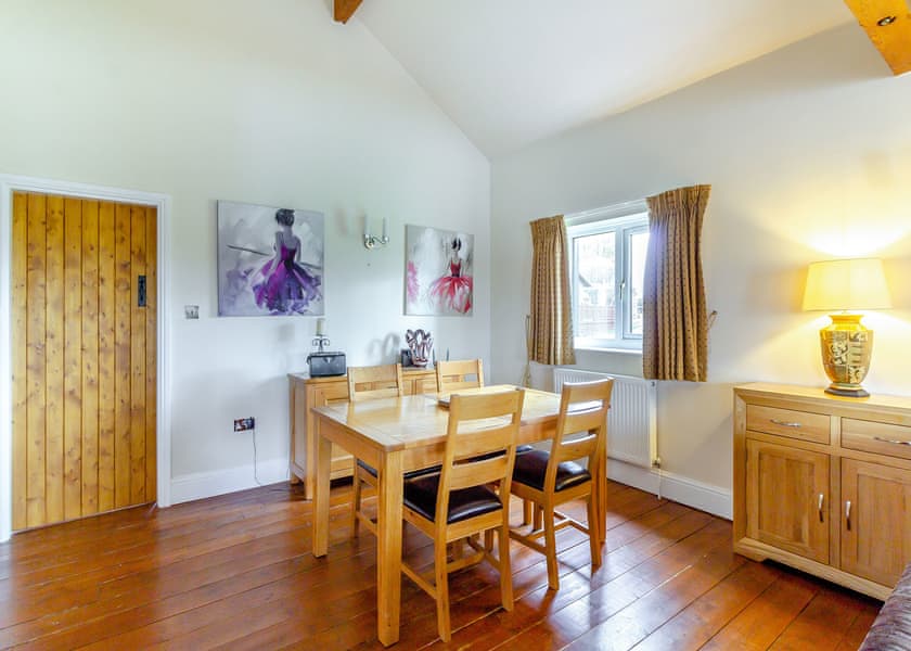 Lakeside Log Cabin - Camper UK Leisure Park, Swinethorpe, Nr Lincoln