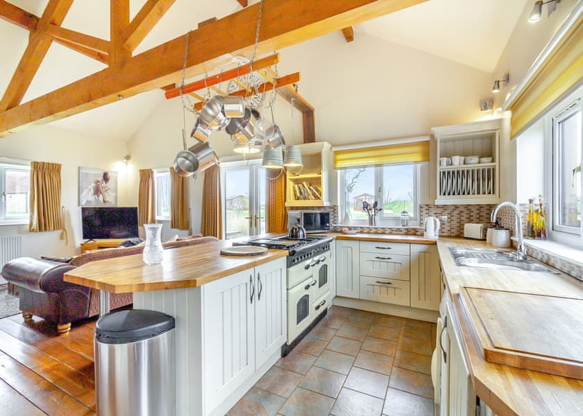 Lakeside Log Cabin - Camper UK Leisure Park, Swinethorpe, Nr Lincoln