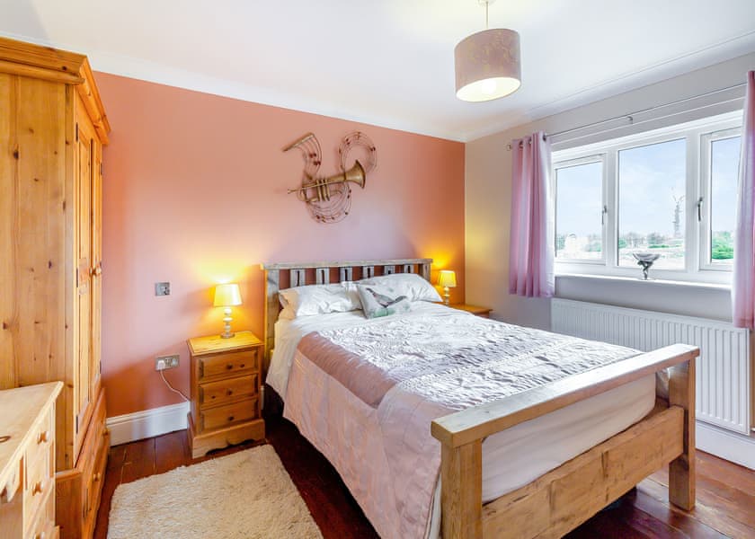 Lakeside Log Cabin - Camper UK Leisure Park, Swinethorpe, Nr Lincoln