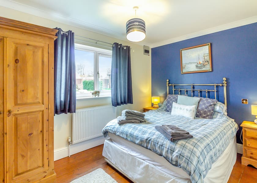 Lakeside Log Cabin - Camper UK Leisure Park, Swinethorpe, Nr Lincoln