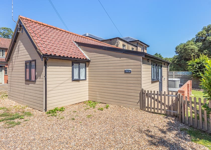 Hollytree Cottage - Cliff House Holiday Park, Dunwich