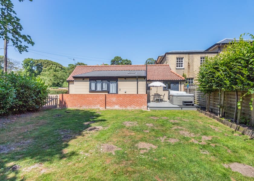 Hollytree Cottage - Cliff House Holiday Park, Dunwich