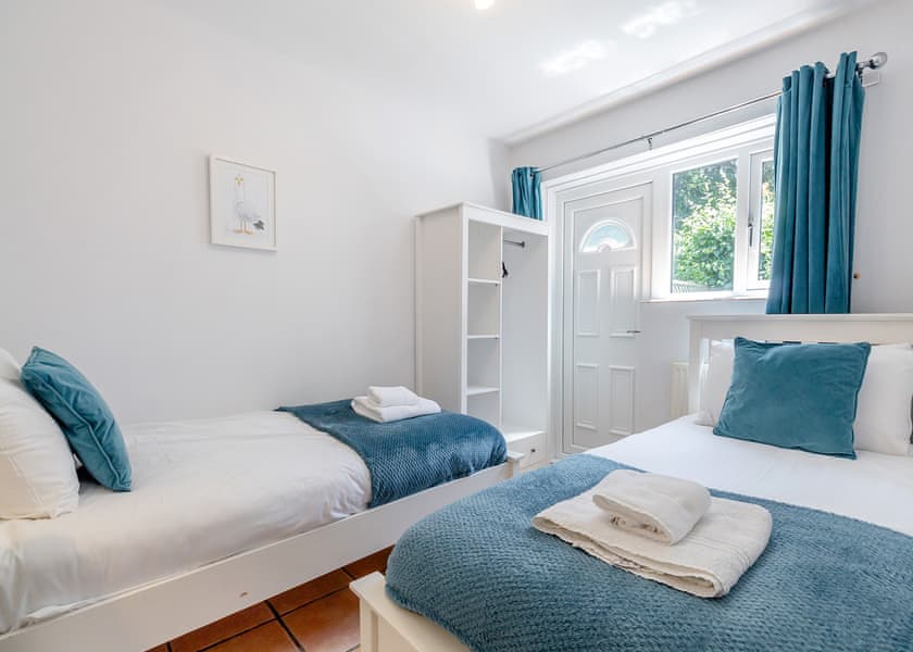 Hollytree Cottage - Cliff House Holiday Park, Dunwich