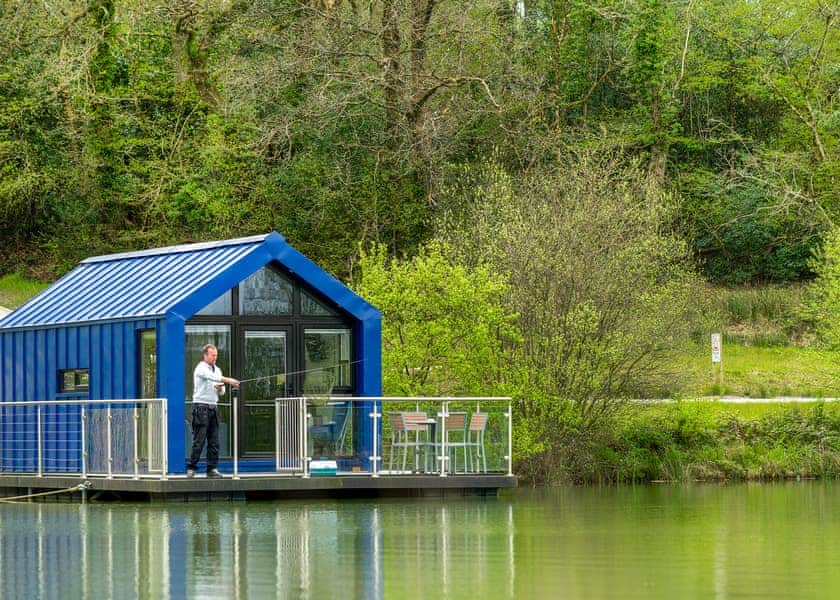 Floating Lodge - Clawford Lakes Resort and Spa, Clawton, Nr Holsworthy