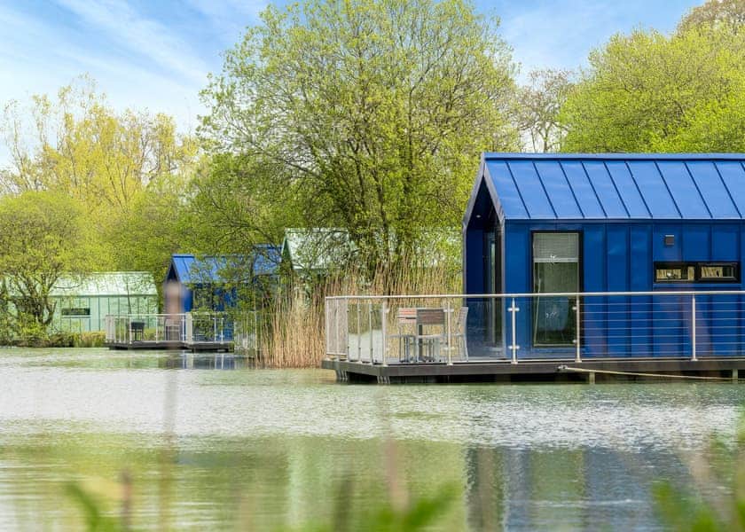 Floating Lodge - Clawford Lakes Resort and Spa, Clawton, Nr Holsworthy