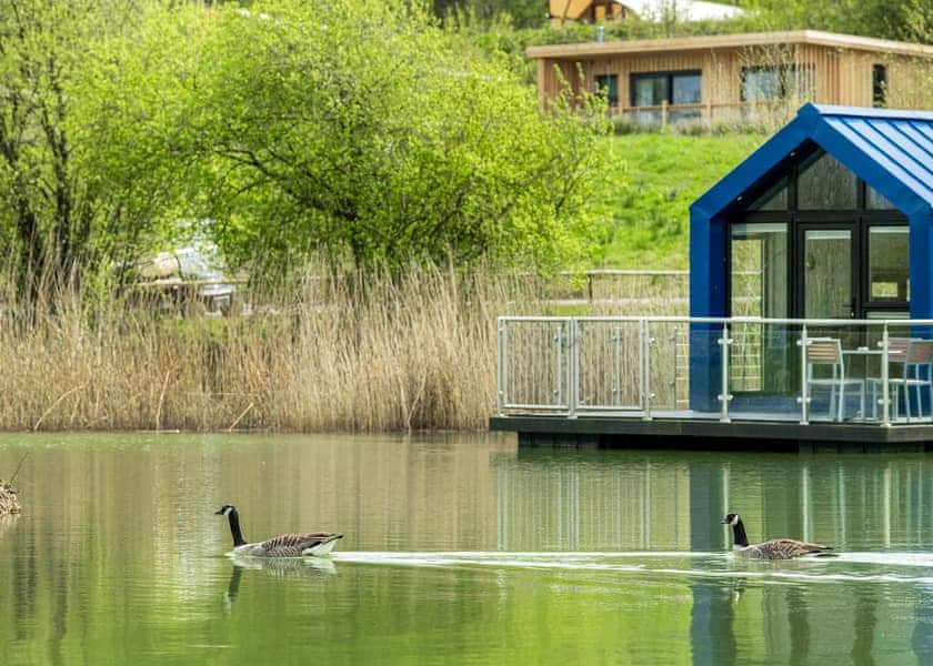 Floating Lodge - Clawford Lakes Resort and Spa, Clawton, Nr Holsworthy