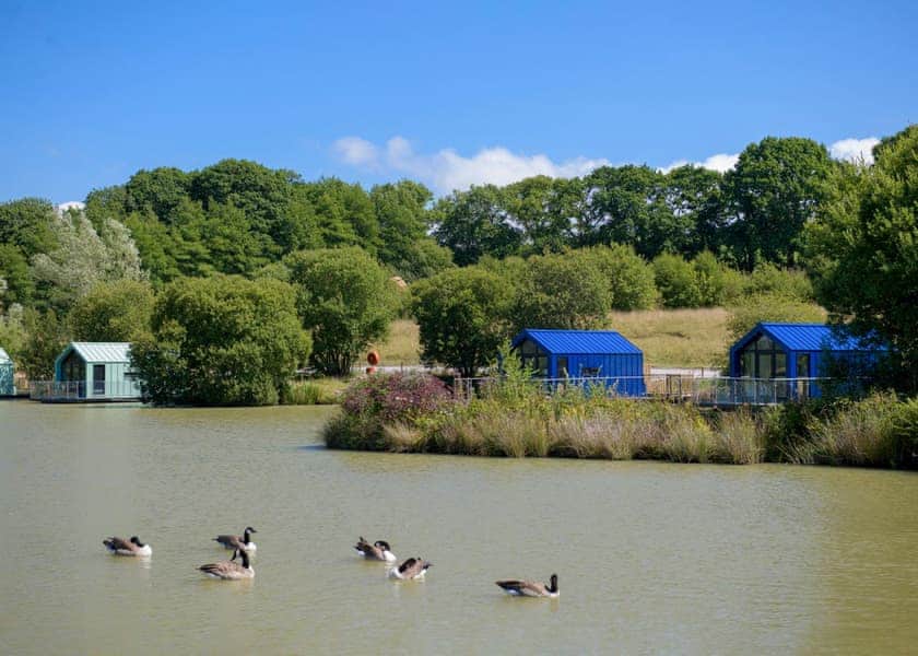 Floating Lodge - Clawford Lakes Resort and Spa, Clawton, Nr Holsworthy