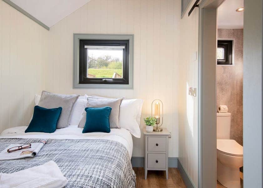 Floating Lodge - Clawford Lakes Resort and Spa, Clawton, Nr Holsworthy
