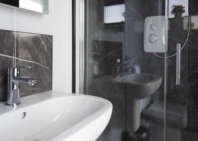 Lake Pod - Clawford Lakes Resort and Spa, Clawton, Nr Holsworthy