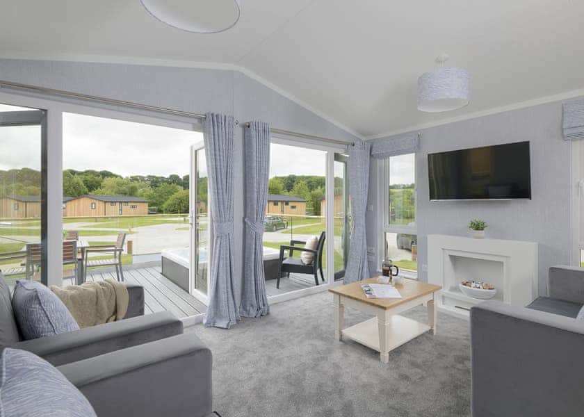Orchard Luxury 2 Hot Tub Pet - Clawford Lakes Resort and Spa, Clawton, Nr Holsworthy