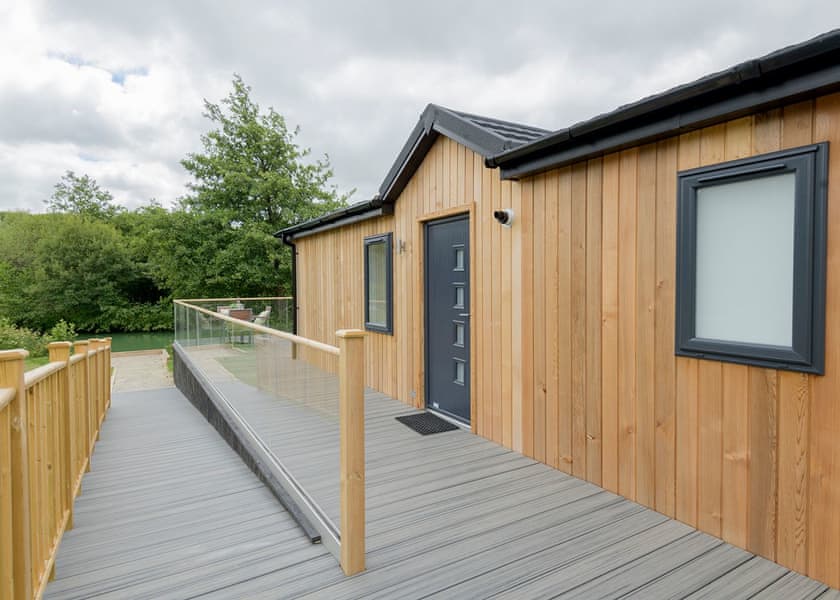 Orchard Deluxe Accessible Lodge - Clawford Lakes Resort and Spa, Clawton, Nr Holsworthy