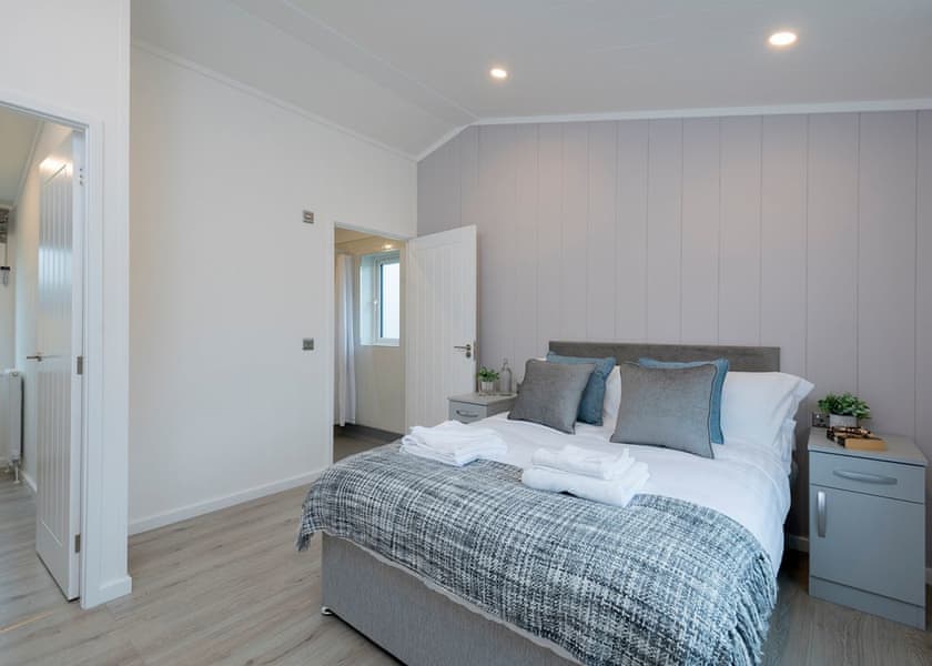Orchard Deluxe Accessible Lodge - Clawford Lakes Resort and Spa, Clawton, Nr Holsworthy