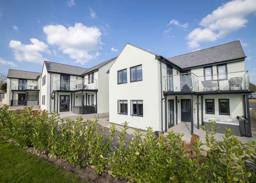 Accessible Lake Ground Floor Apartment Hot tub - Clawford Lakes Resort and Spa, Clawton, Nr Holsworthy