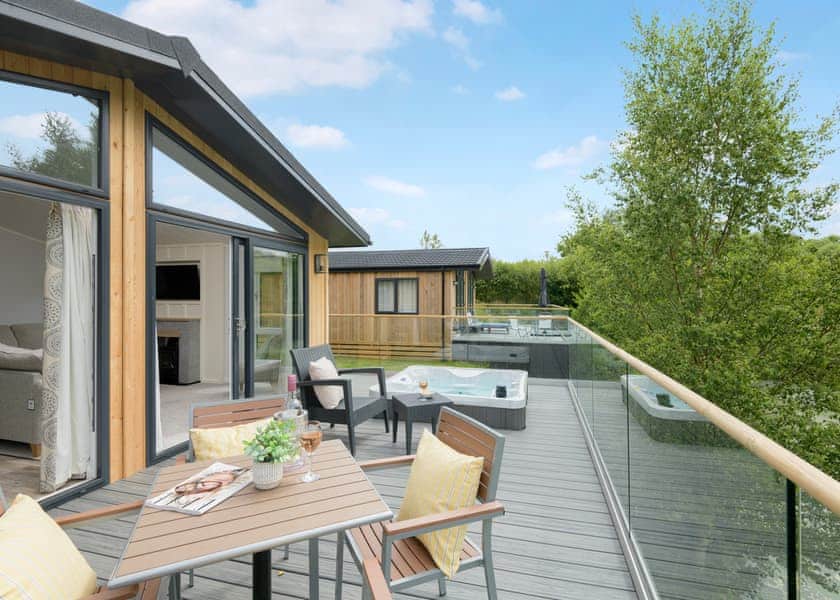 Orchard Deluxe Lakes-Edge 2 Hot Tub Pet - Clawford Lakes Resort and Spa, Clawton, Nr Holsworthy