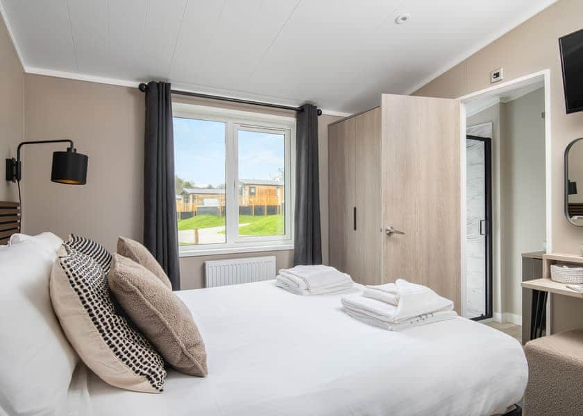 Meadow Deluxe Double Lakes-Edge 3 Hot Tub Pet - Clawford Lakes Resort and Spa, Clawton, Nr Holsworthy