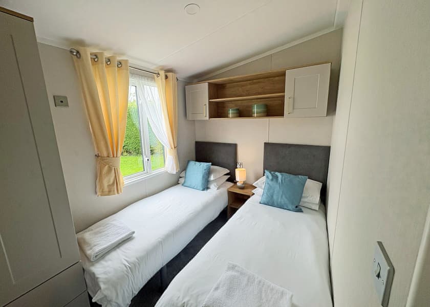 Luxury 2 Bedroom Caravan with Hot Tub (PF) - Campsie Glen Holiday Park, Fintry