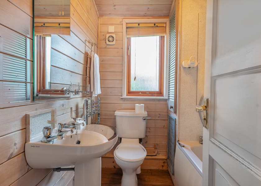 3 Bedroom Lodge with Hot Tub - Campsie Glen Holiday Park, Fintry