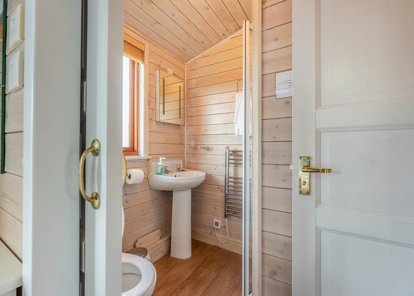 3 Bedroom Lodge with Hot Tub - Campsie Glen Holiday Park, Fintry