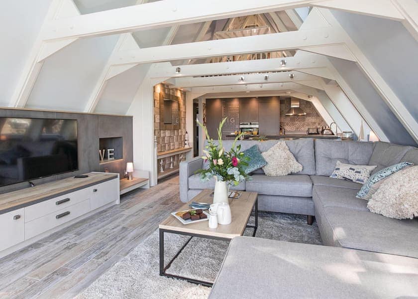 Glass Lodge - Clowance, Praze-An-Beeble, Nr. St Ives