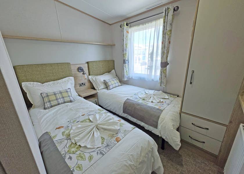 Platinum 8 caravan Hot tub - Coastfields Holiday Village, Ingoldmells, Skegness