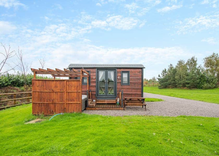 Field View Hut - Coole Acres Fishery & Leisure Park, Newhall, Nr. Nantwich