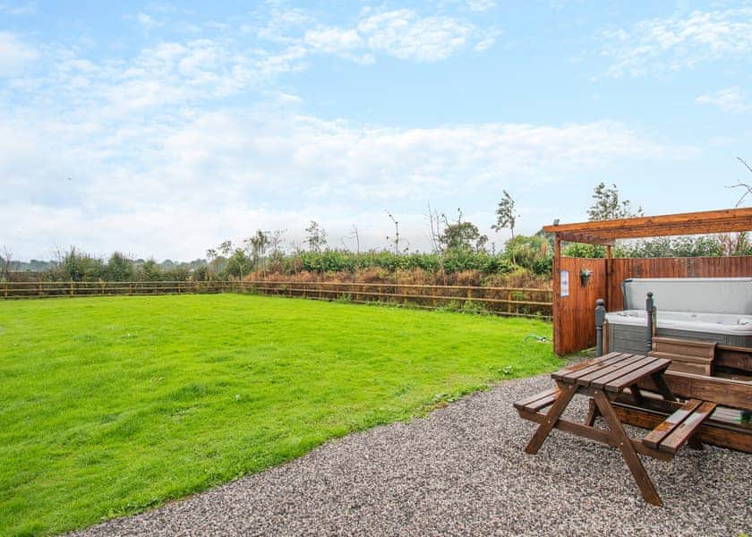 Field View Hut - Coole Acres Fishery & Leisure Park, Newhall, Nr. Nantwich