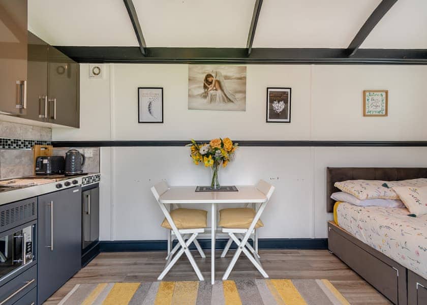 Field View Hut - Coole Acres Fishery & Leisure Park, Newhall, Nr. Nantwich