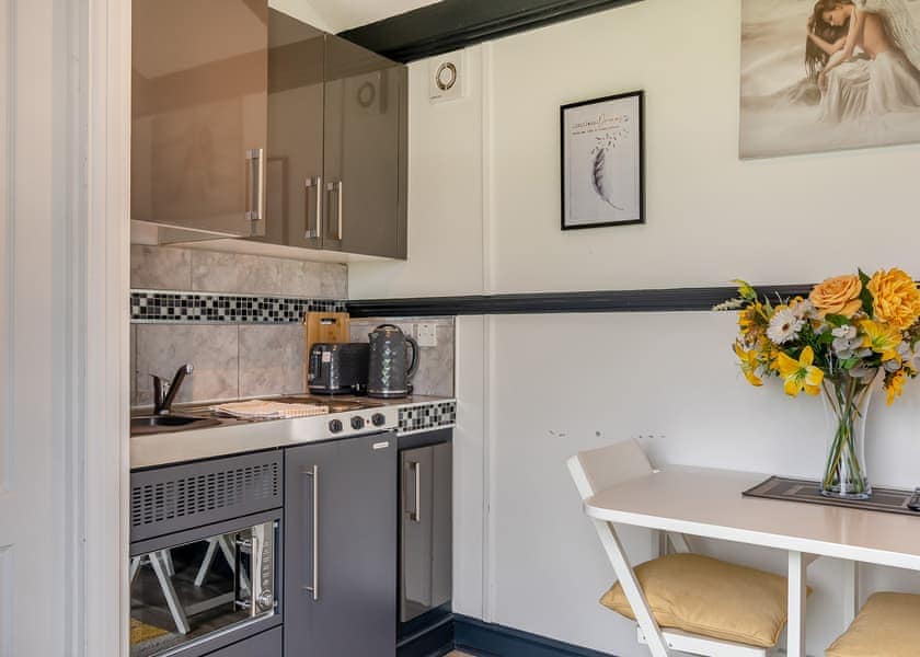 Field View Hut - Coole Acres Fishery & Leisure Park, Newhall, Nr. Nantwich