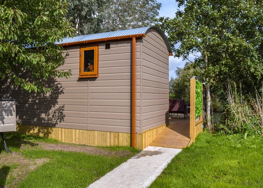 Willows Lodge - Coole Acres Fishery & Leisure Park, Newhall, Nr. Nantwich