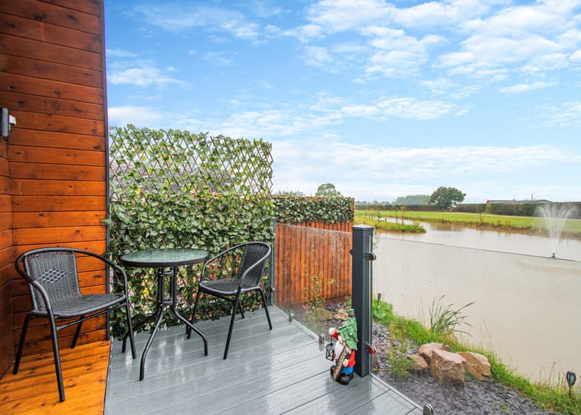 Hazlenut Pod - Coole Acres Fishery & Leisure Park, Newhall, Nr. Nantwich