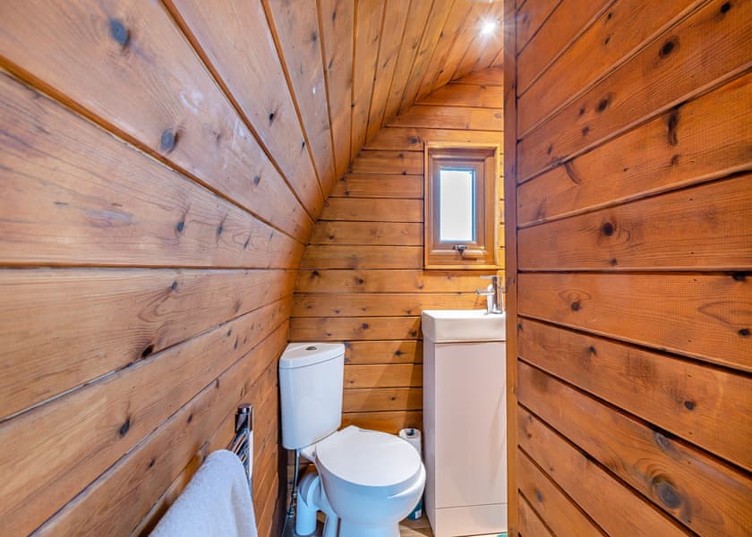 Hazlenut Pod - Coole Acres Fishery & Leisure Park, Newhall, Nr. Nantwich