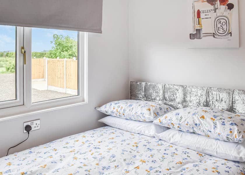 Lake View Lodge - Coole Acres Fishery & Leisure Park, Newhall, Nr. Nantwich
