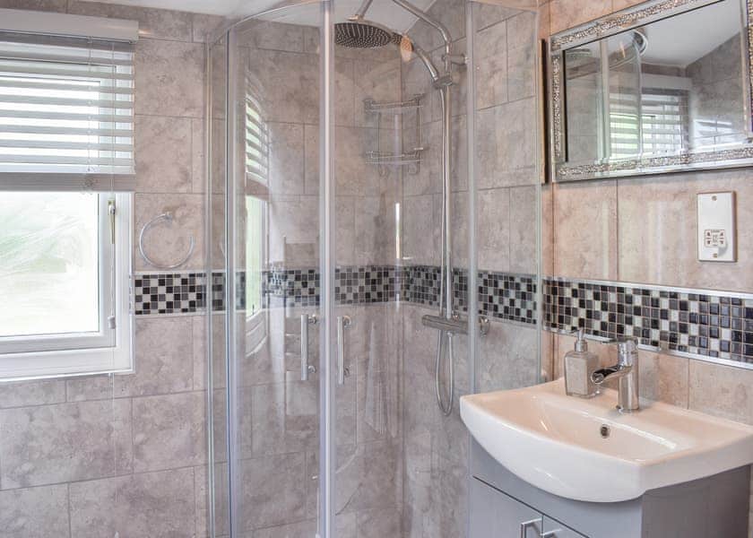 Lake View Lodge - Coole Acres Fishery & Leisure Park, Newhall, Nr. Nantwich