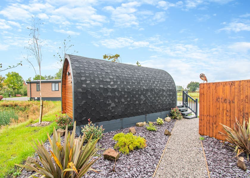 Chestnut Pod - Coole Acres Fishery & Leisure Park, Newhall, Nr. Nantwich